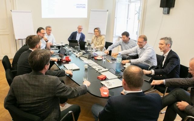 Gaia-X Management Board bei der Arbeit um einen Tisch herum sitzend