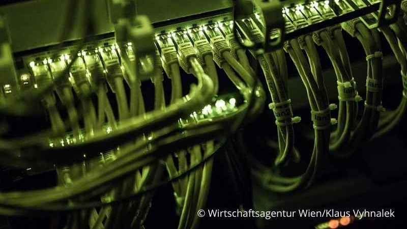 Kabel in Gerät, grünes Licht. © Wirtschaftsagentur Wien/Klaus Vyhnalek